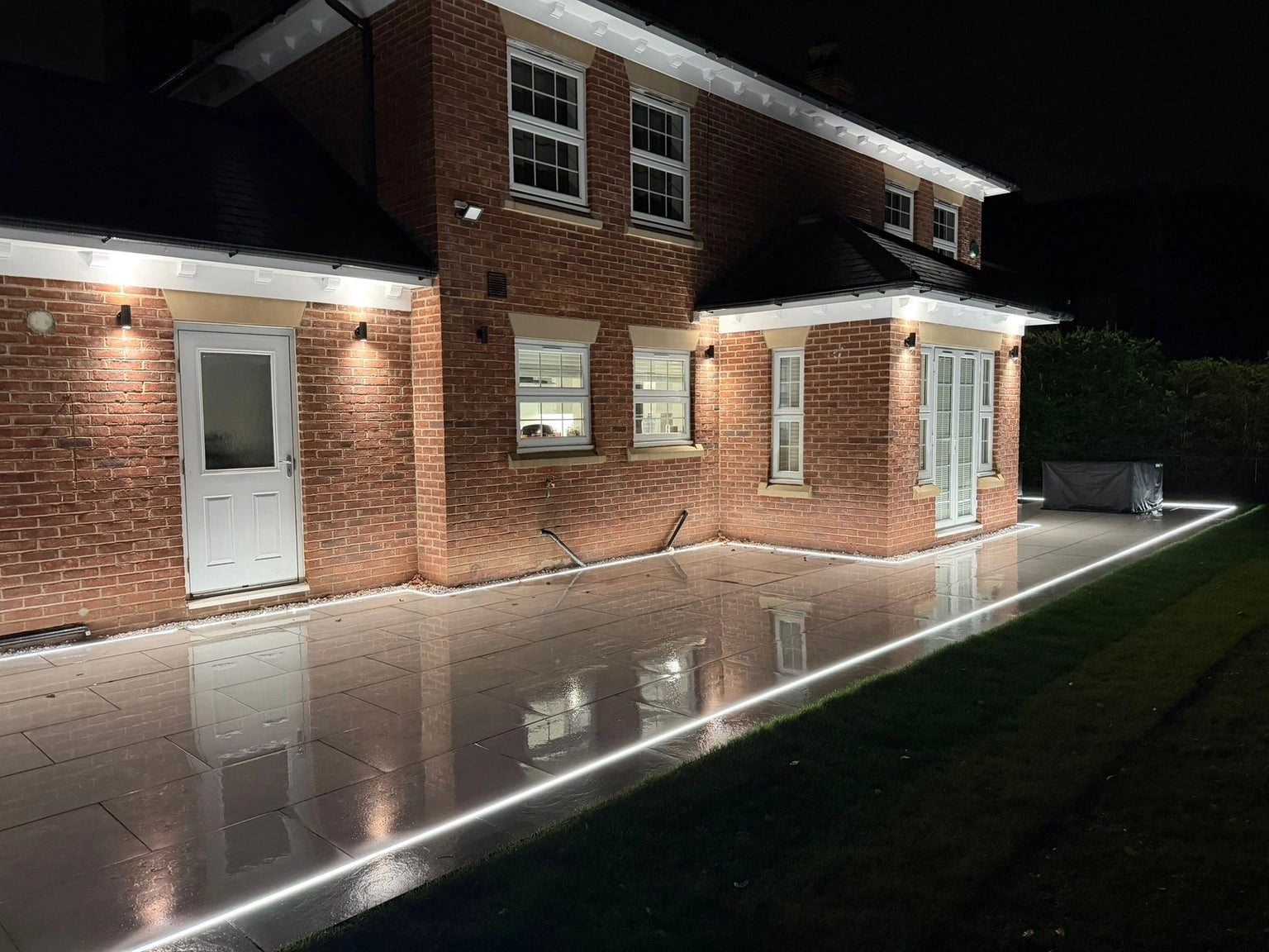Recessed ground-line wash, perimeter to roofline